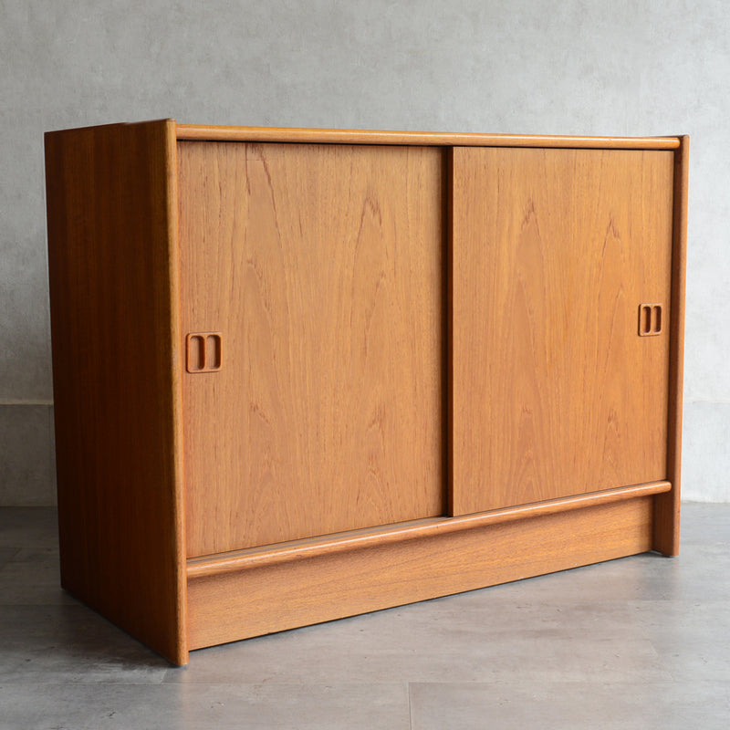 デンマーク ヴィンテージ　チーク キャビネット01