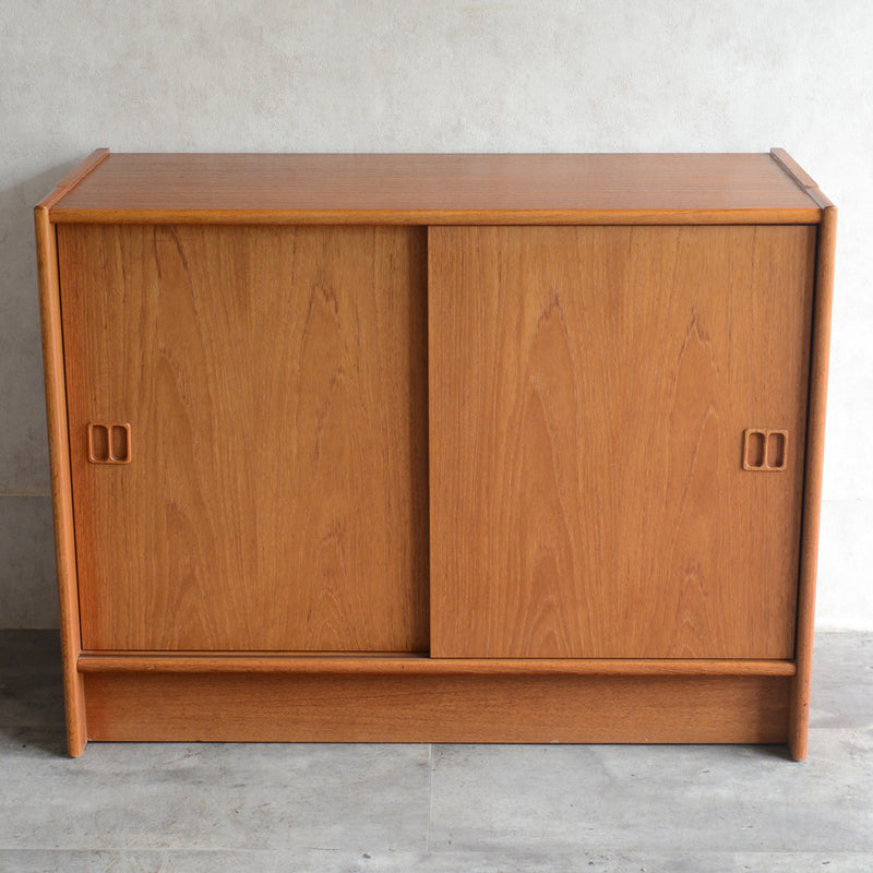 デンマーク ヴィンテージ　チーク キャビネット01