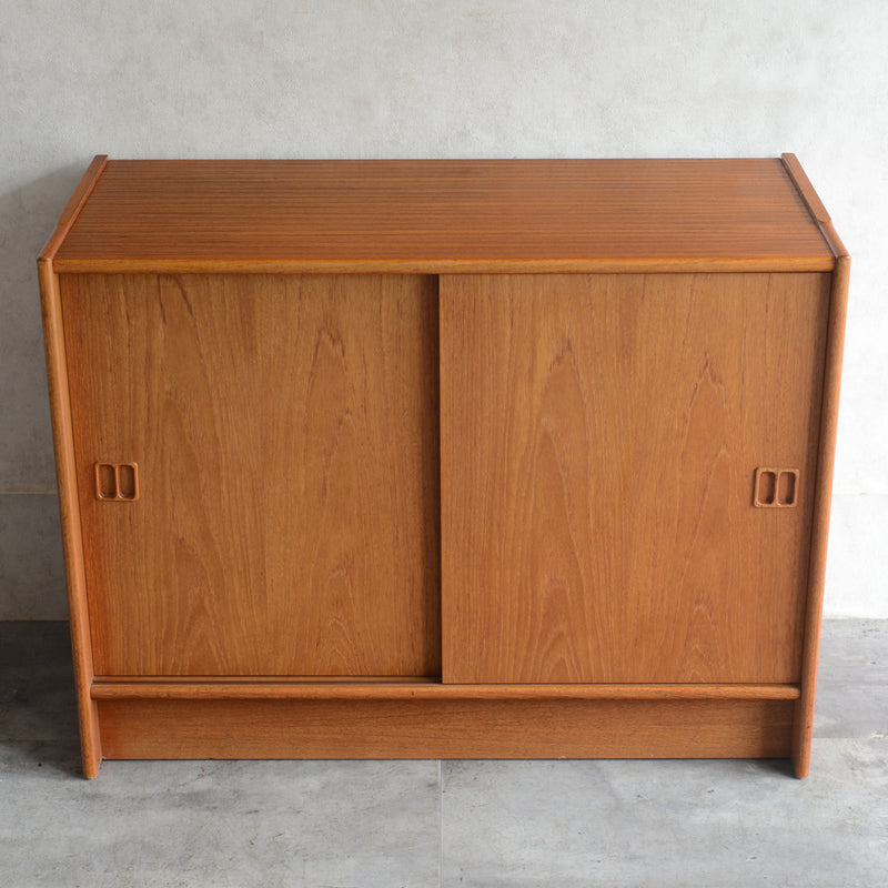 デンマーク ヴィンテージ　チーク キャビネット01