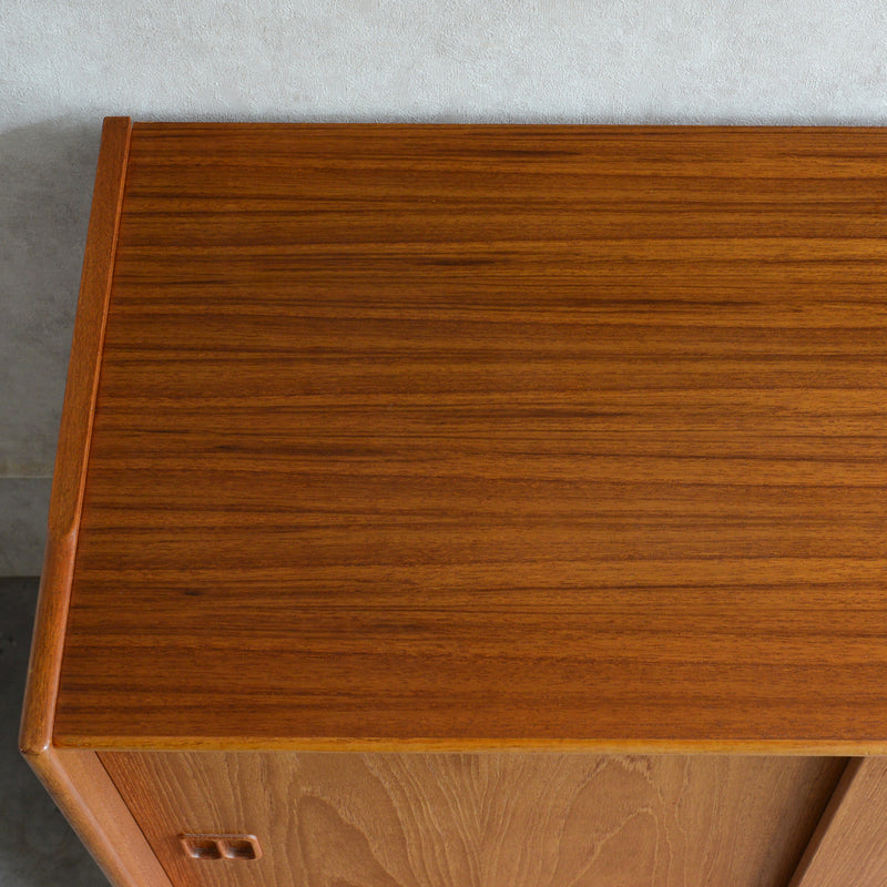 デンマーク ヴィンテージ　チーク キャビネット01