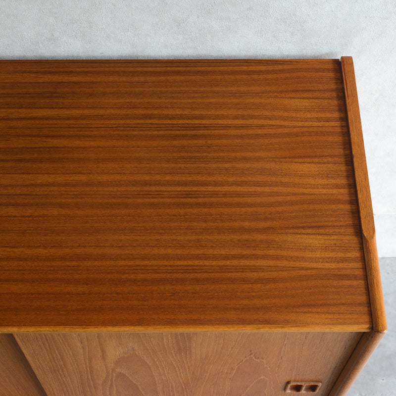 デンマーク ヴィンテージ　チーク キャビネット01