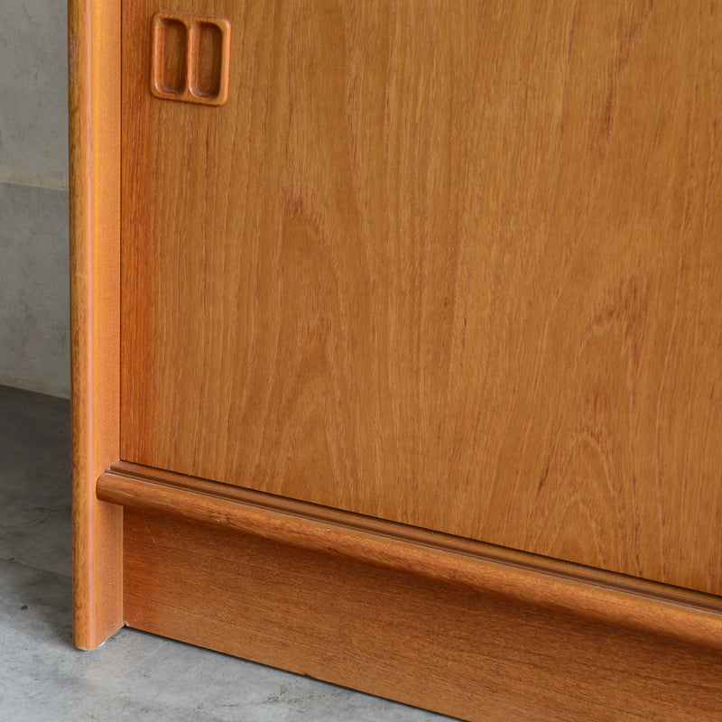 デンマーク ヴィンテージ　チーク キャビネット01