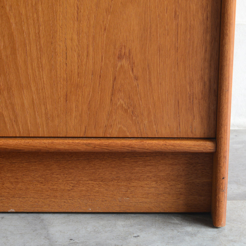 デンマーク ヴィンテージ　チーク キャビネット01