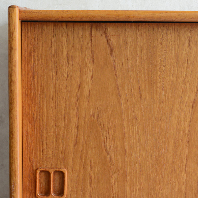 デンマーク ヴィンテージ　チーク キャビネット01