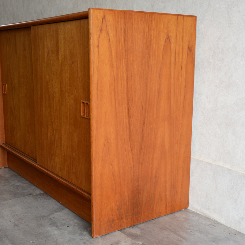 デンマーク ヴィンテージ　チーク キャビネット01