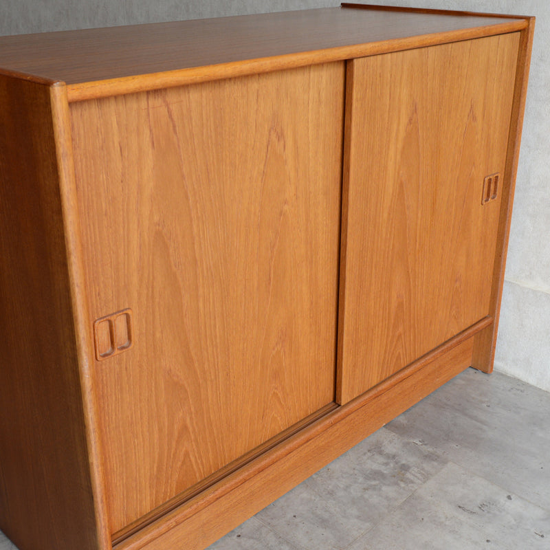 デンマーク ヴィンテージ　チーク キャビネット01