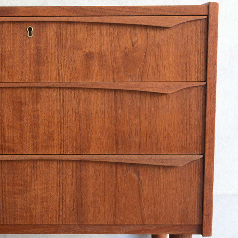 デンマーク ヴィンテージ  チーク３段チェスト5-110