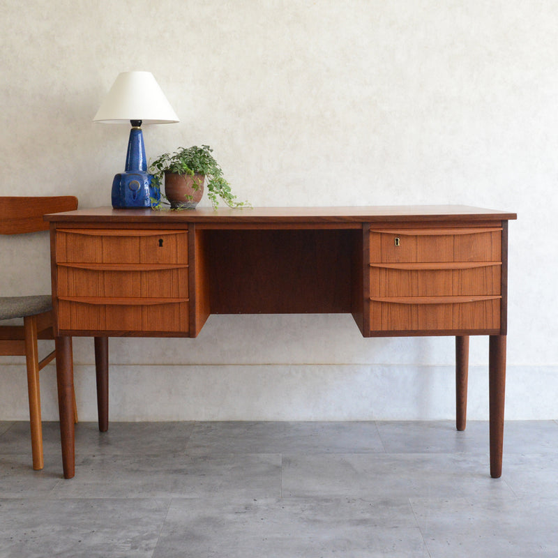 デンマークヴィンテージ チークデスク（鍵付） P-11