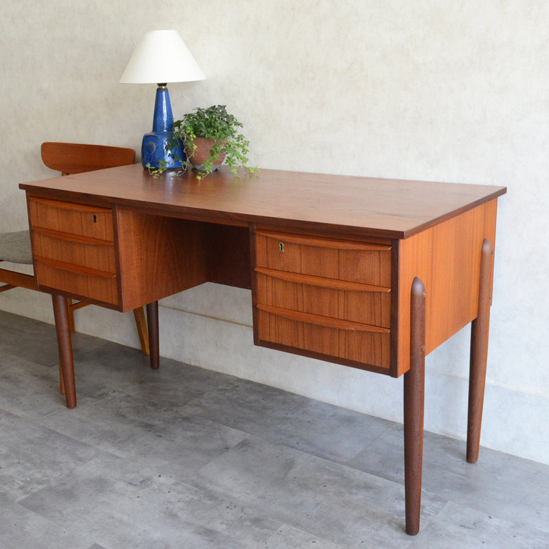 デンマークヴィンテージ チークデスク（鍵付） P-11