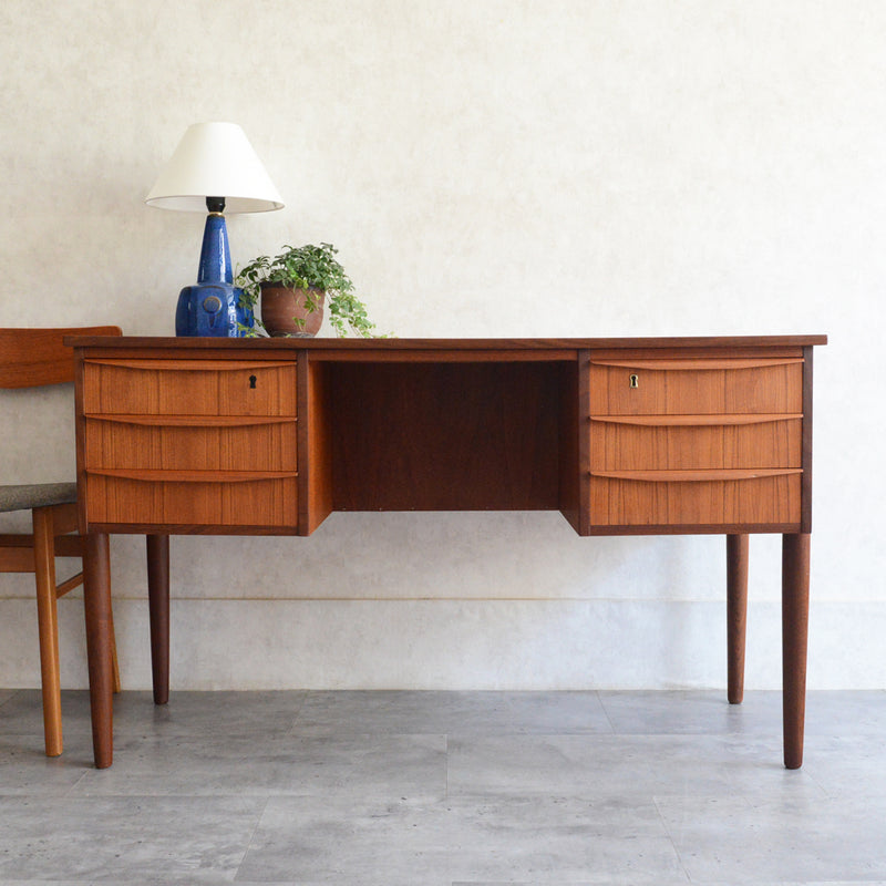デンマークヴィンテージ チークデスク（鍵付） P-11