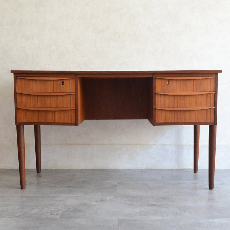 デンマークヴィンテージ チークデスク（鍵付） P-11