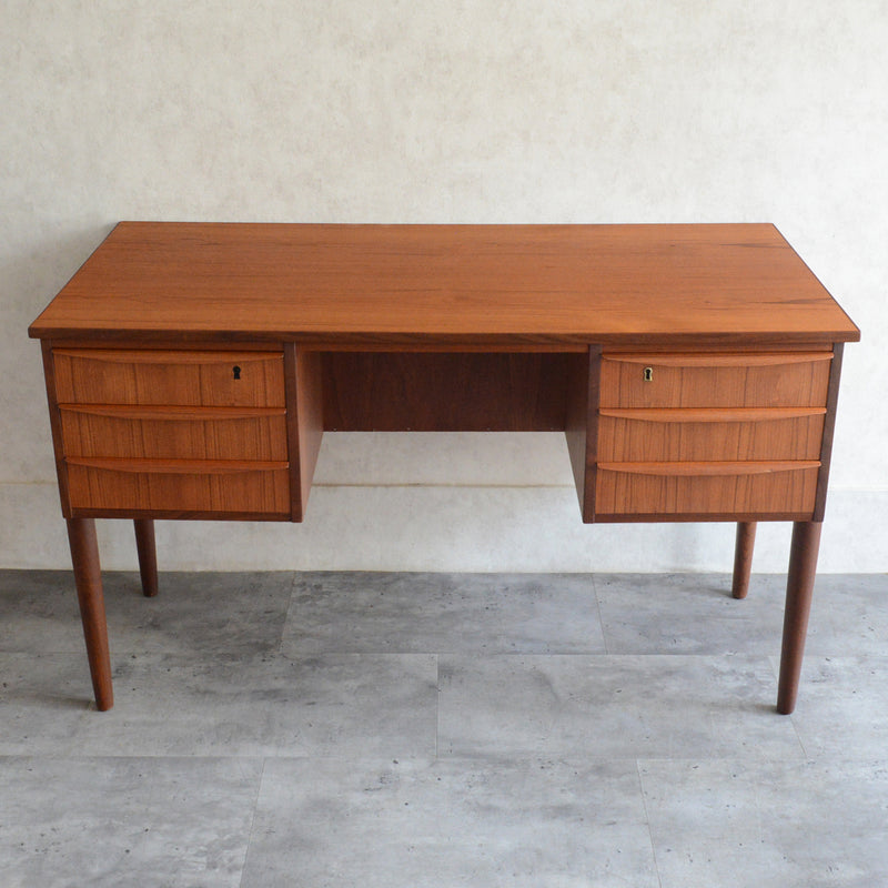 デンマークヴィンテージ チークデスク（鍵付） P-11