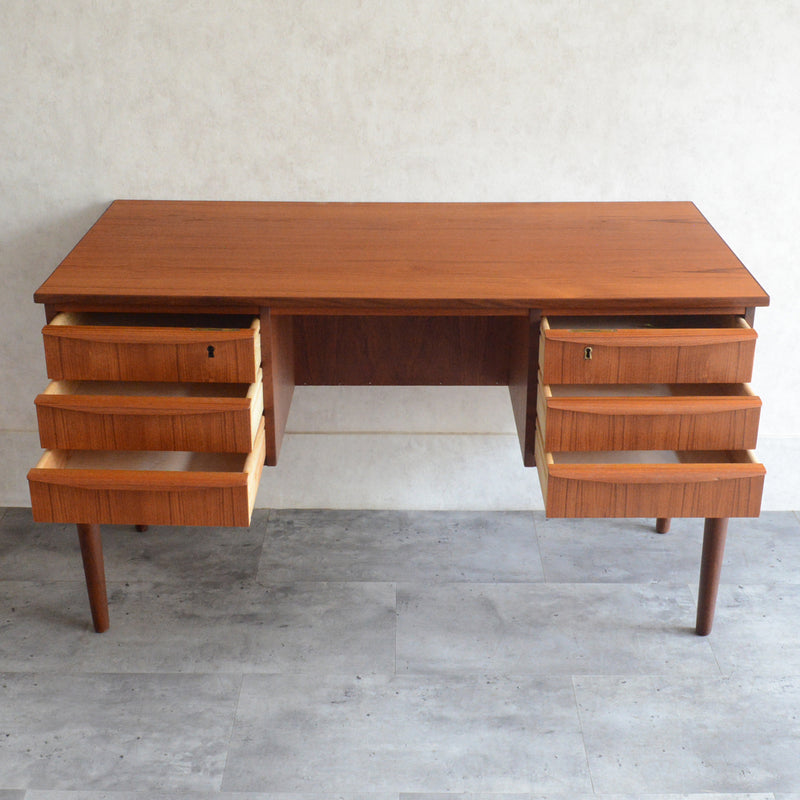デンマークヴィンテージ チークデスク（鍵付） P-11