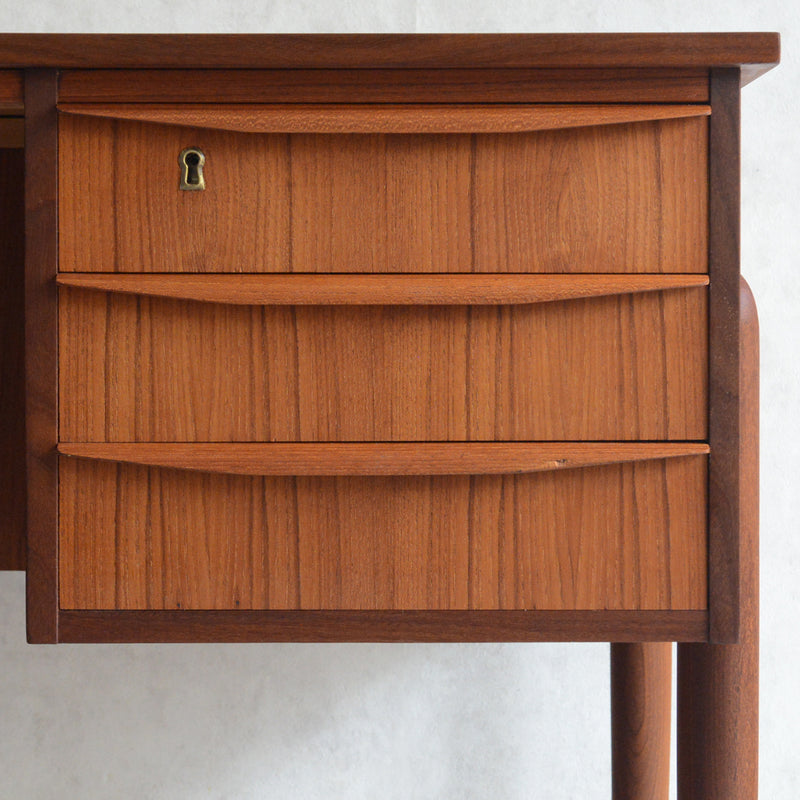 デンマークヴィンテージ チークデスク（鍵付） P-11