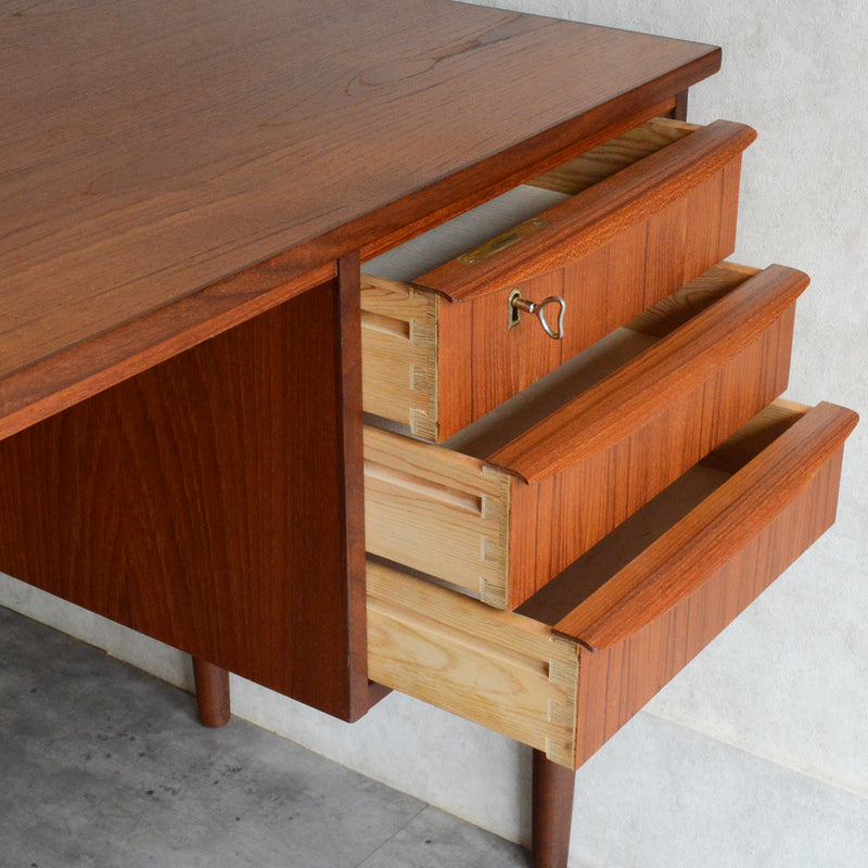 デンマークヴィンテージ チークデスク（鍵付） P-11