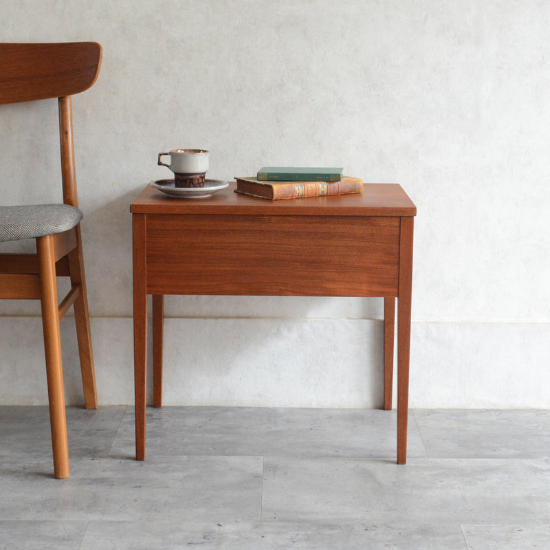 M様見学ご予約商品デンマークヴィンテージ チークソーイングテーブル　P-４