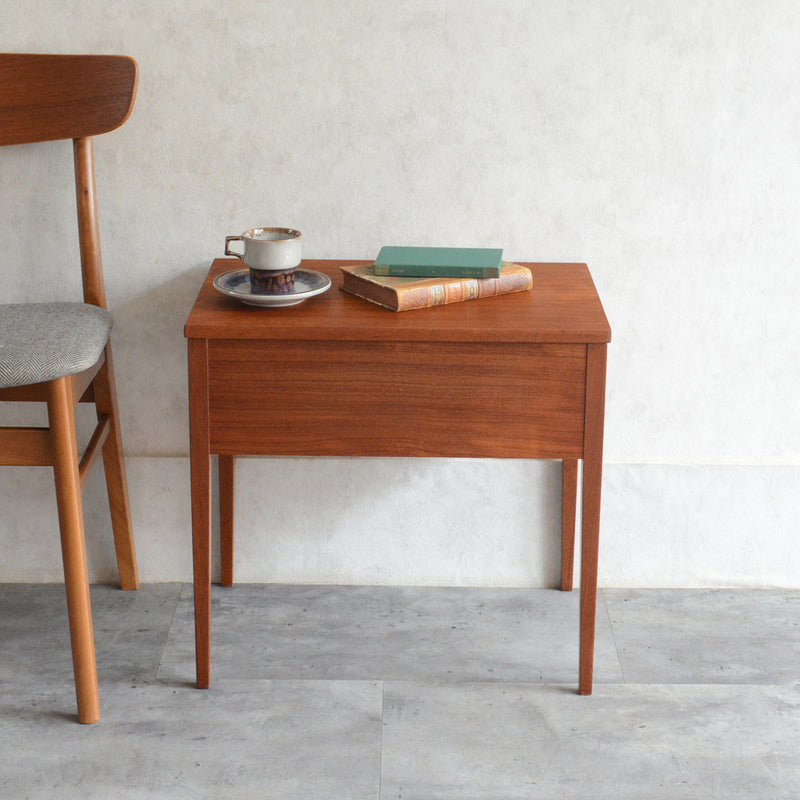 M様見学ご予約商品デンマークヴィンテージ チークソーイングテーブル　P-４