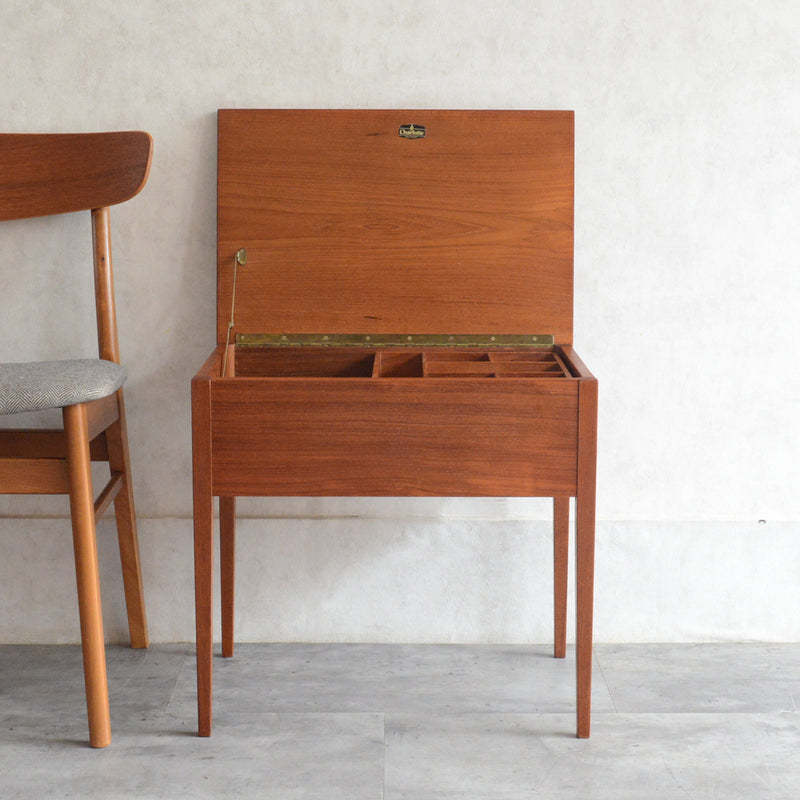 M様見学ご予約商品デンマークヴィンテージ チークソーイングテーブル　P-４