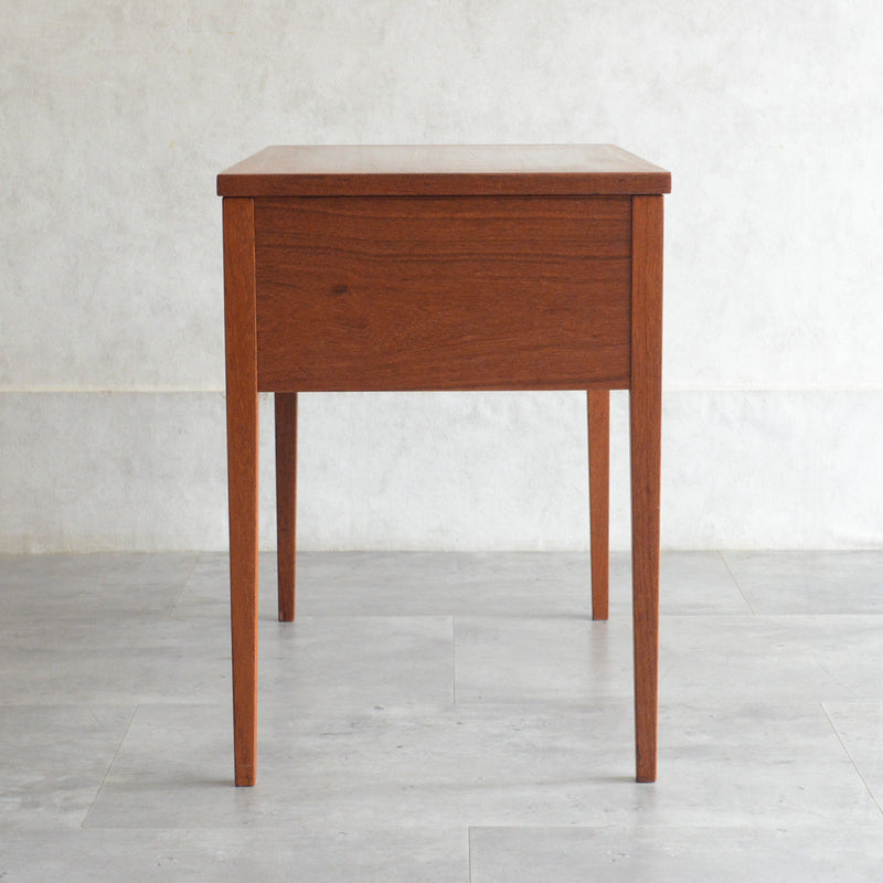 M様見学ご予約商品デンマークヴィンテージ チークソーイングテーブル　P-４