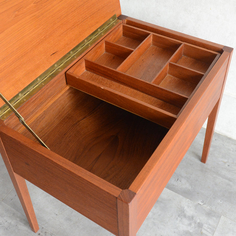 M様見学ご予約商品デンマークヴィンテージ チークソーイングテーブル　P-４