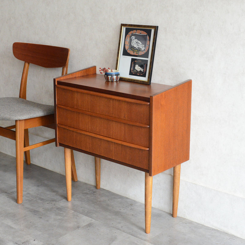 デンマーク ヴィンテージ  チーク ３段スモールチェスト 5-130