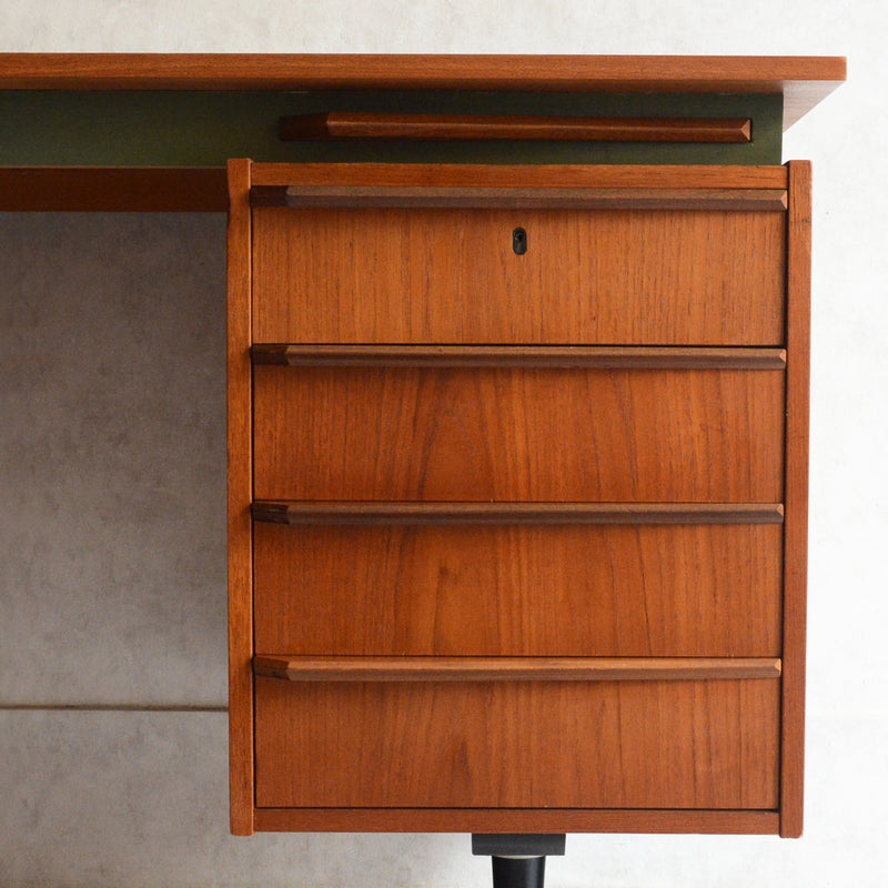 O様ご予約品　ミッドセンチュリー チークデスク24（鍵付）