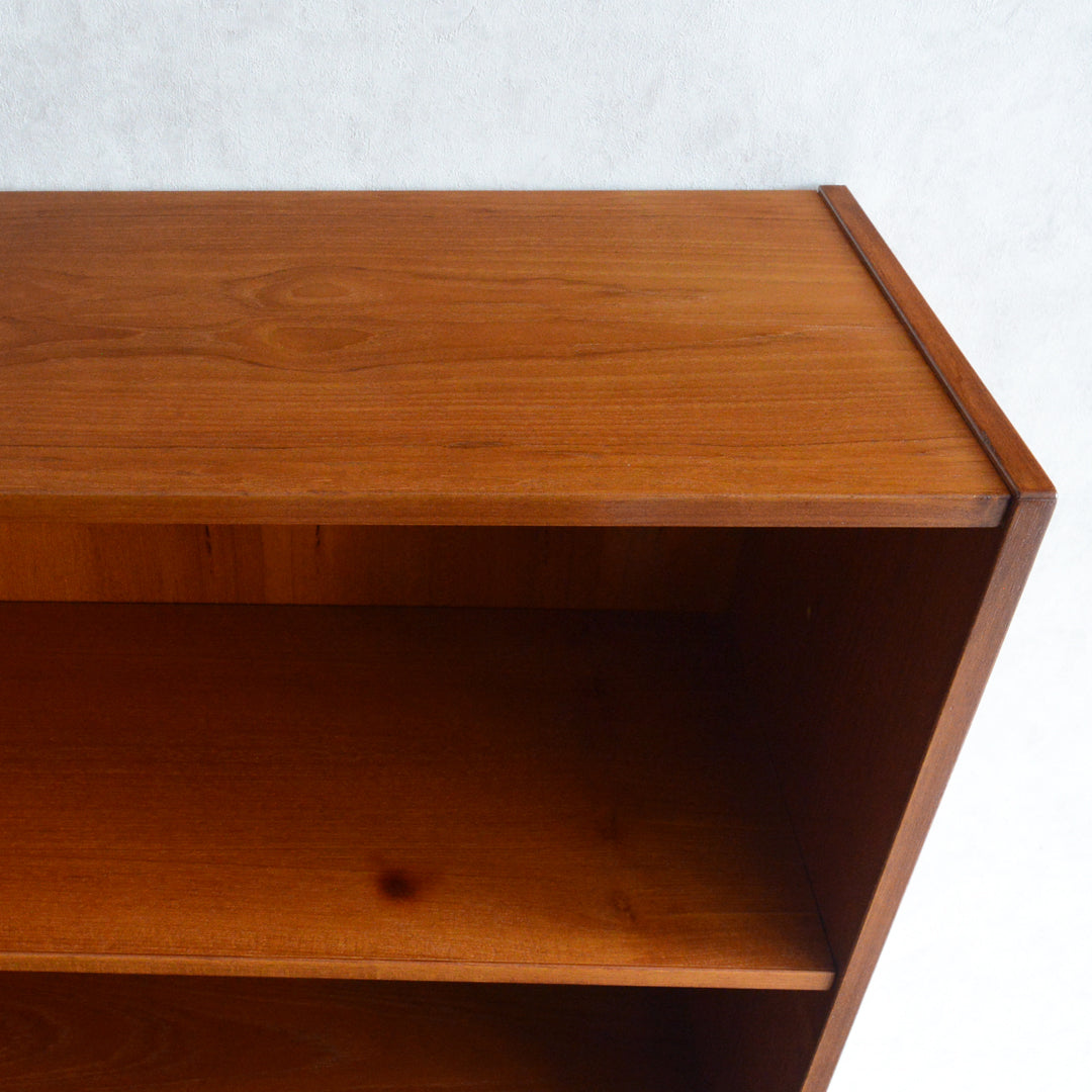 デンマーク ヴィンテージ チーク ブックシェルフ 8-25（フラップ扉）