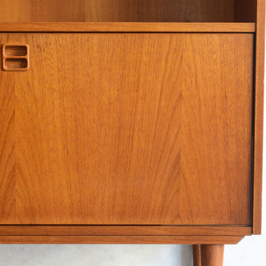 デンマーク ヴィンテージ チーク ブックシェルフ 8-25（フラップ扉）