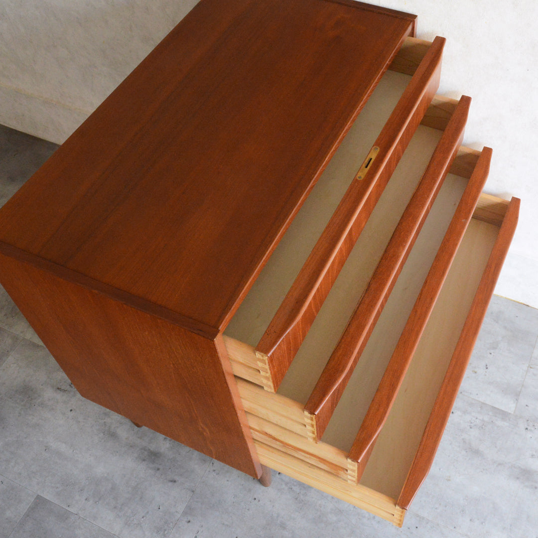 デンマーク ヴィンテージ  チーク４段チェスト 8-7