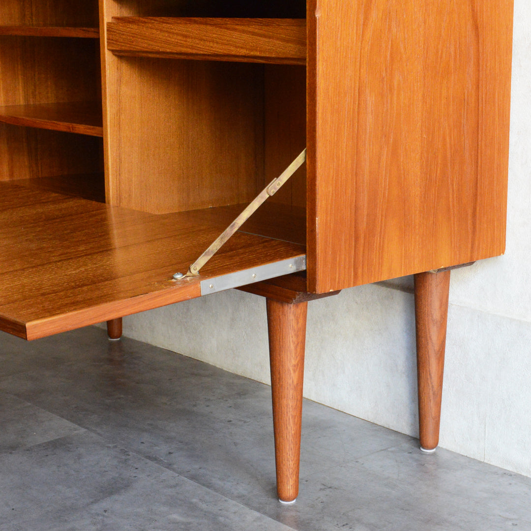 デンマーク ヴィンテージ チーク ブックシェルフ 8-25（フラップ扉）