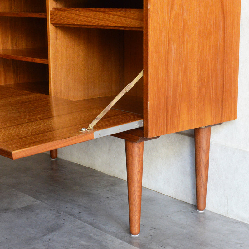 デンマーク ヴィンテージ チーク ブックシェルフ 8-25（フラップ扉）