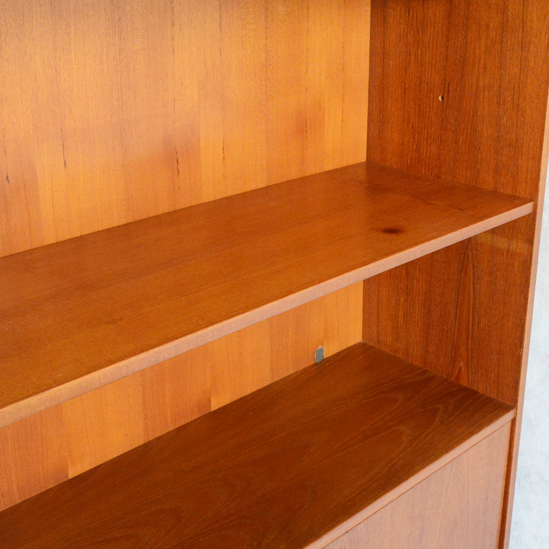 デンマーク ヴィンテージ チーク ブックシェルフ 8-25（フラップ扉）