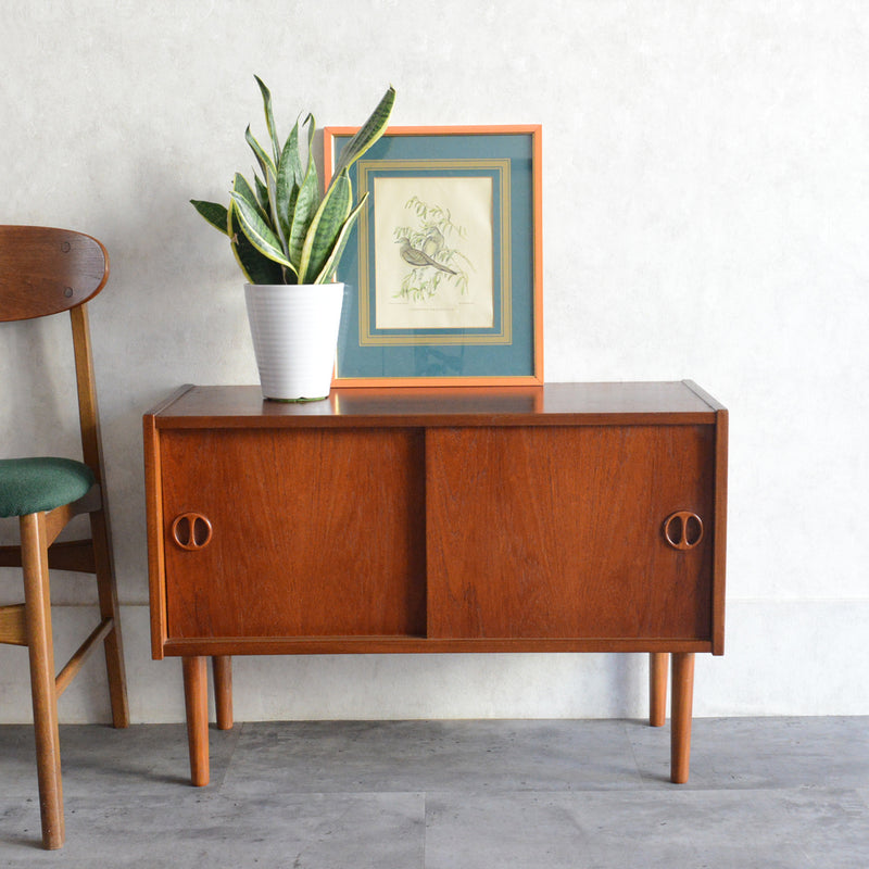 デンマーク ヴィンテージ  チーク スモールキャビネット 8-24