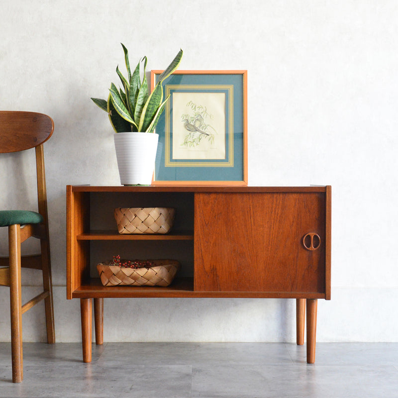 デンマーク ヴィンテージ  チーク スモールキャビネット 8-24