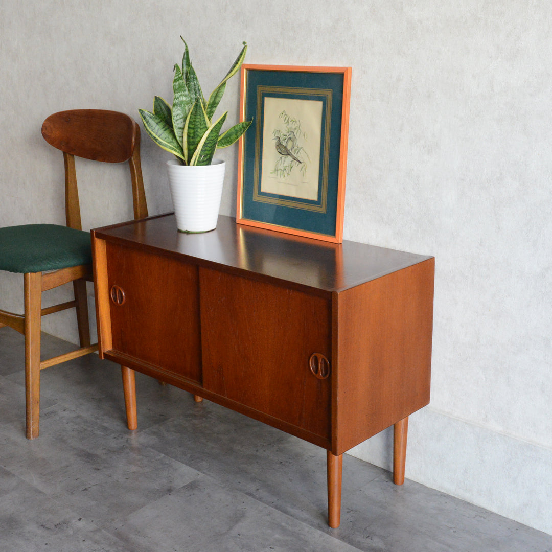 デンマーク ヴィンテージ  チーク スモールキャビネット 8-24