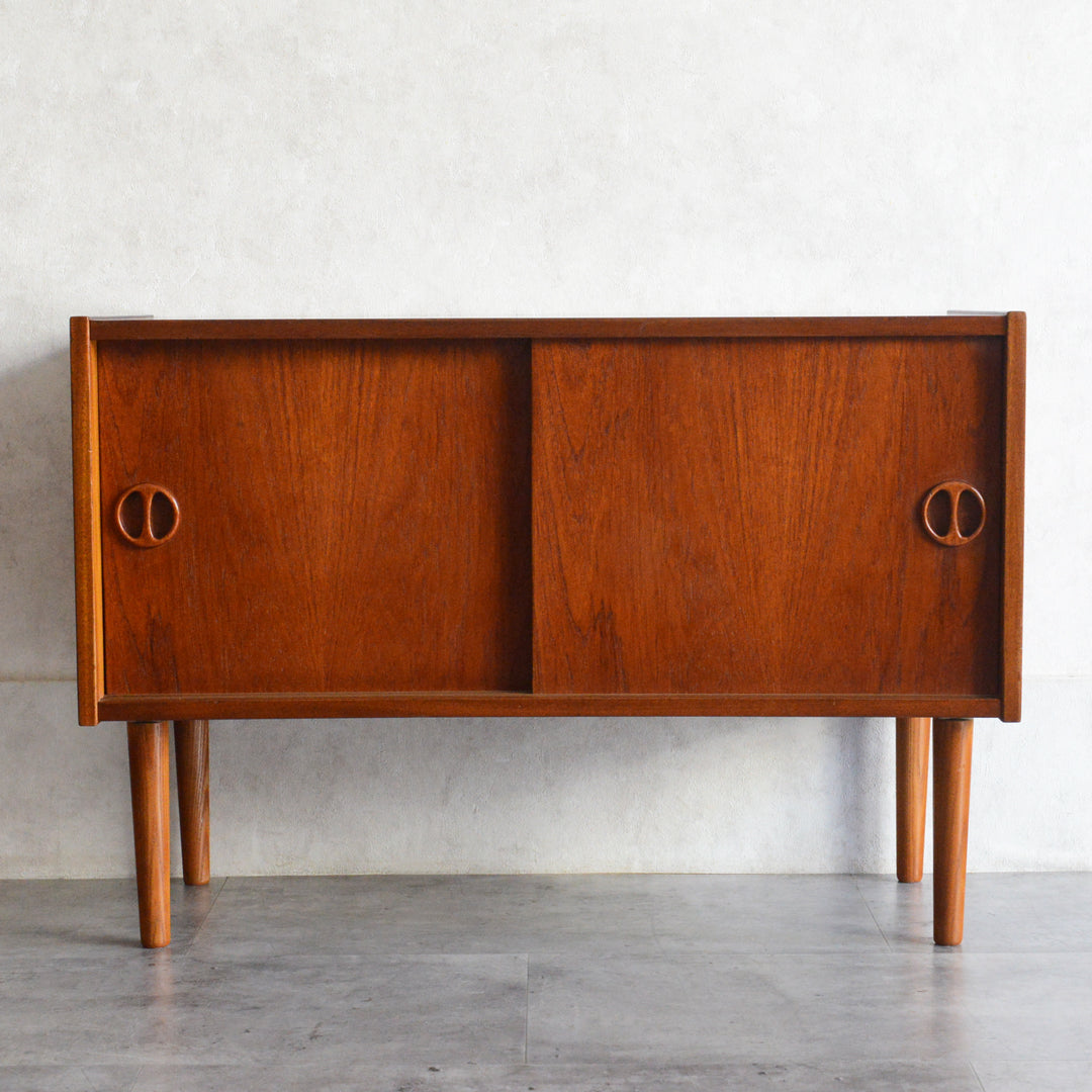 デンマーク ヴィンテージ  チーク スモールキャビネット 8-24