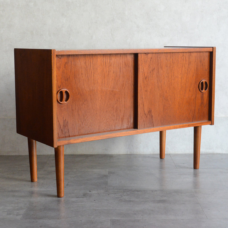 デンマーク ヴィンテージ  チーク スモールキャビネット 8-24