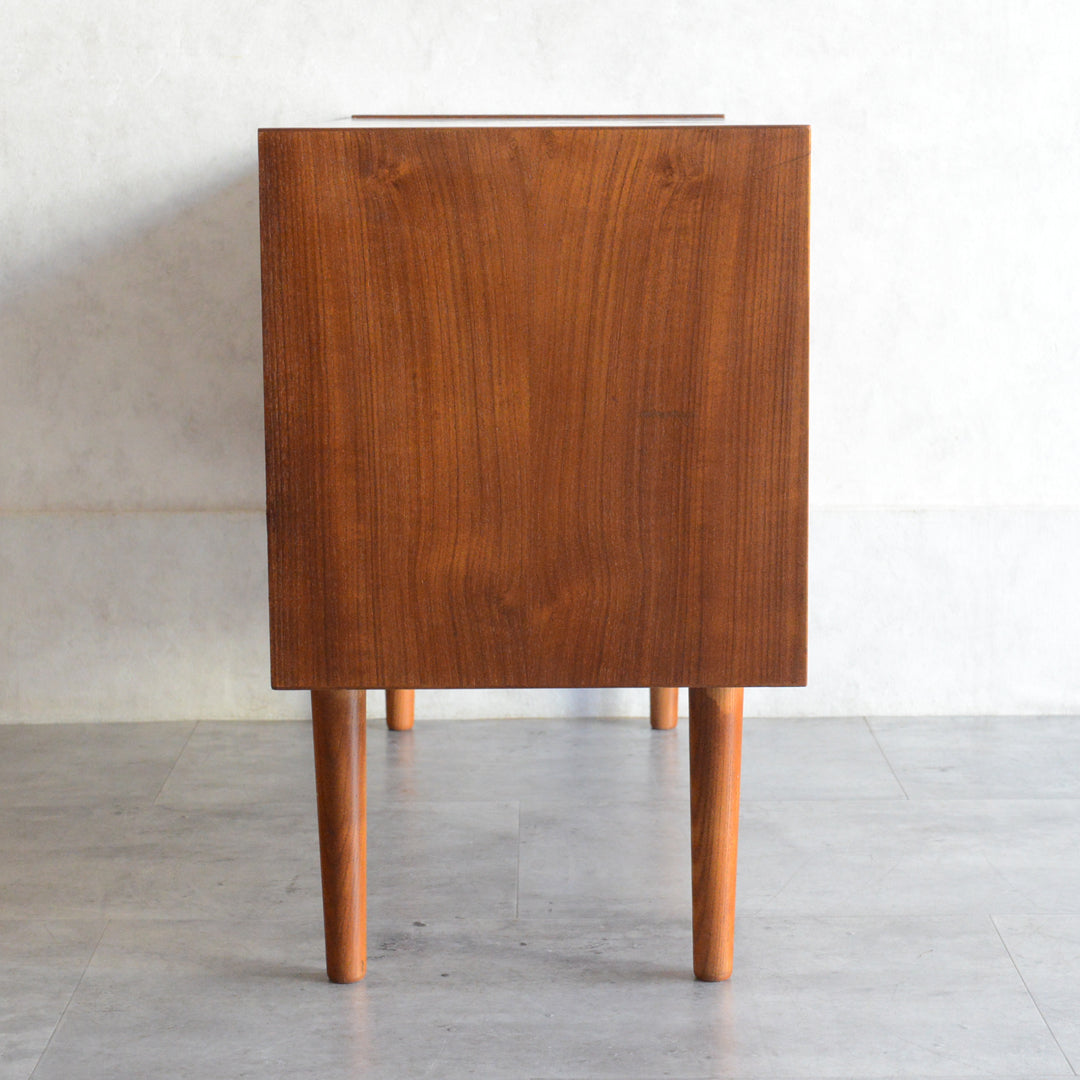 デンマーク ヴィンテージ  チーク スモールキャビネット 8-24