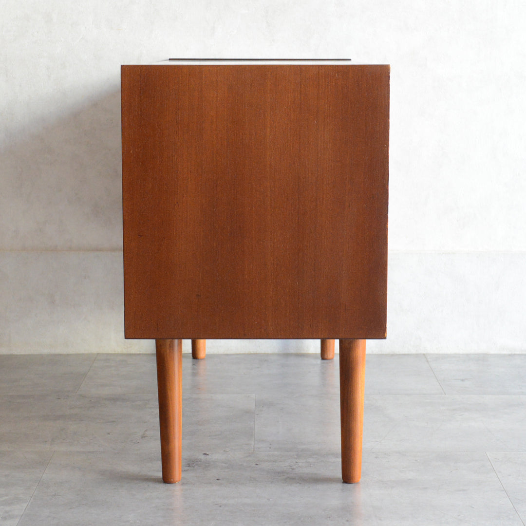 デンマーク ヴィンテージ  チーク スモールキャビネット 8-24