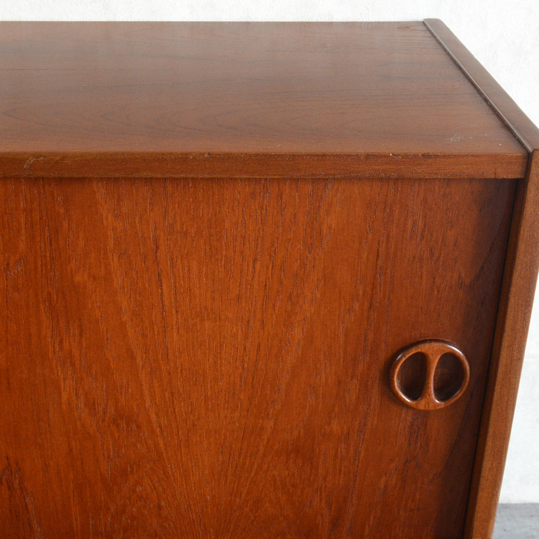 デンマーク ヴィンテージ  チーク スモールキャビネット 8-24