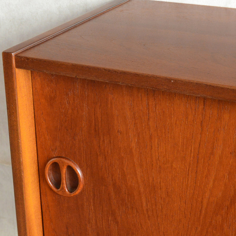 デンマーク ヴィンテージ  チーク スモールキャビネット 8-24