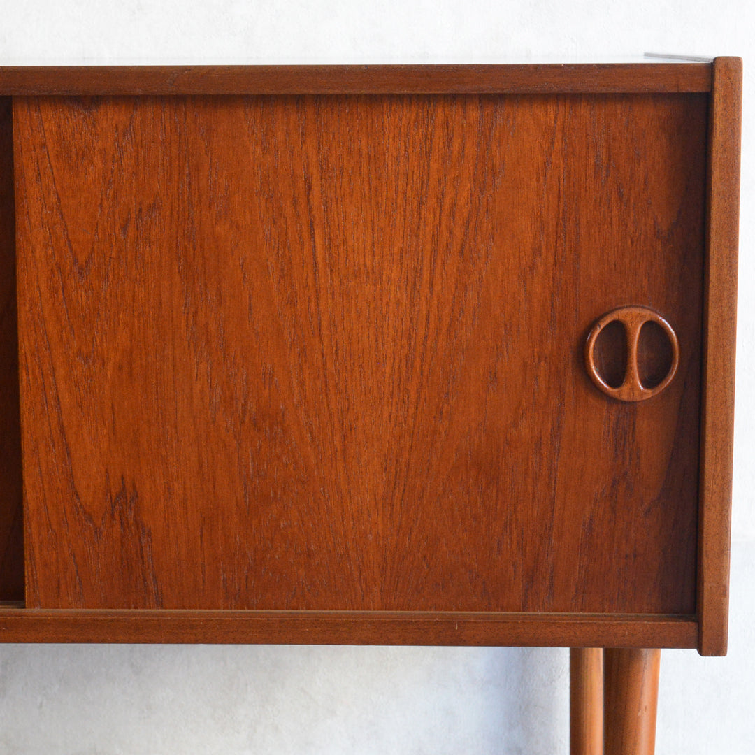 デンマーク ヴィンテージ  チーク スモールキャビネット 8-24