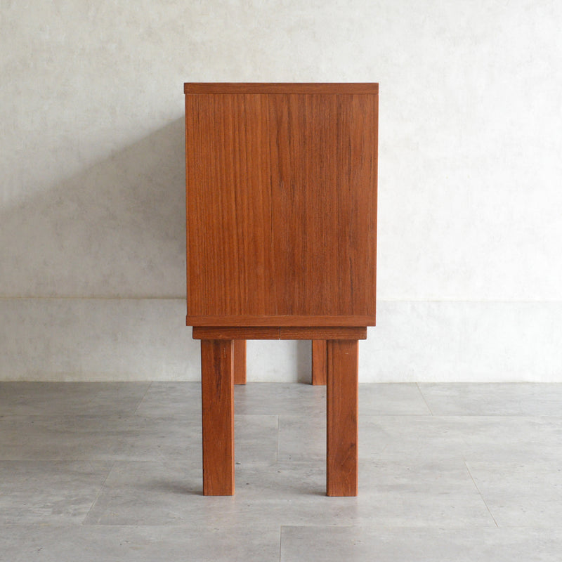 デンマークヴィンテージ　ガラス扉付 チークキャビネット 6-41