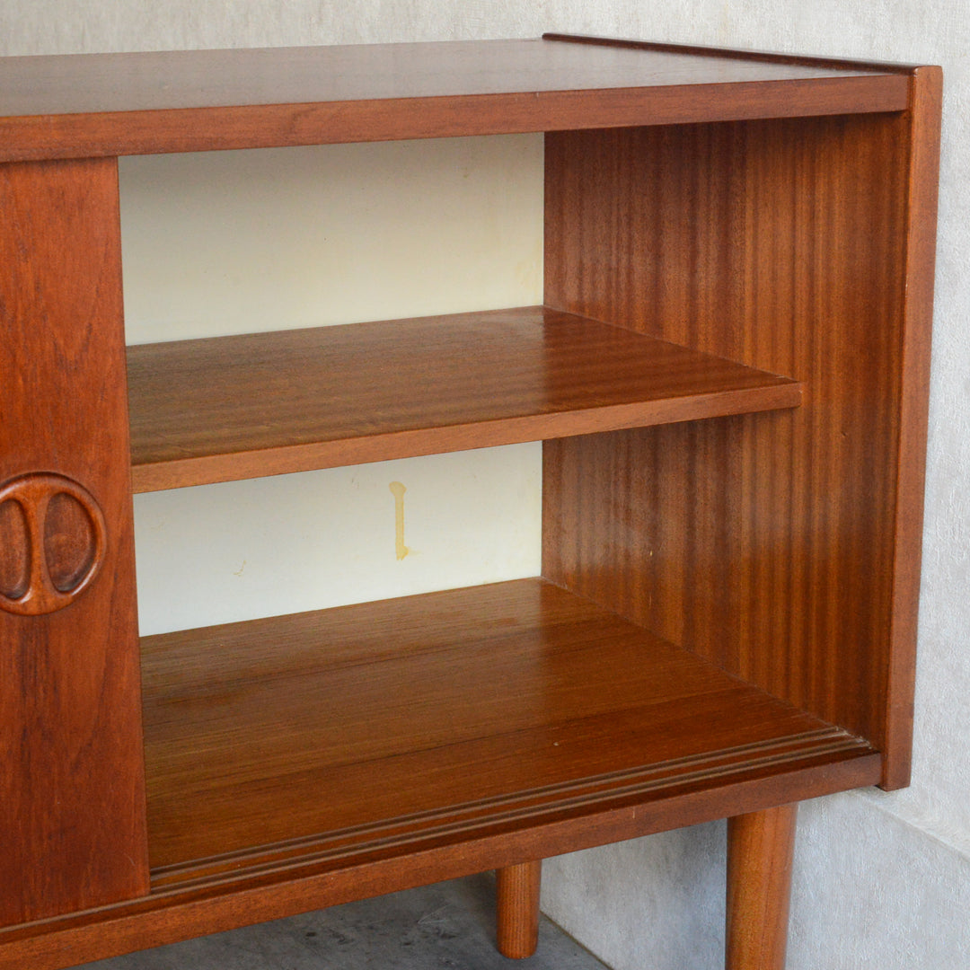 デンマーク ヴィンテージ  チーク スモールキャビネット 8-24