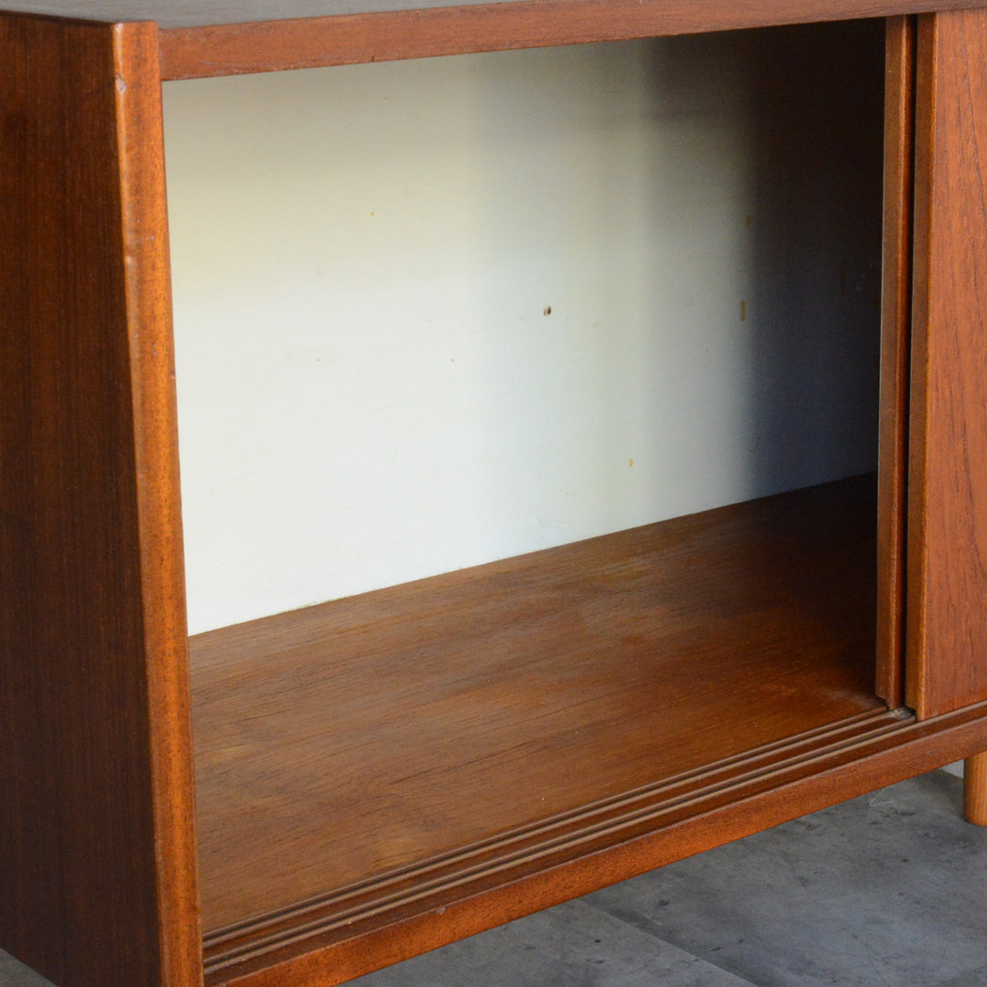 デンマーク ヴィンテージ  チーク スモールキャビネット 8-24