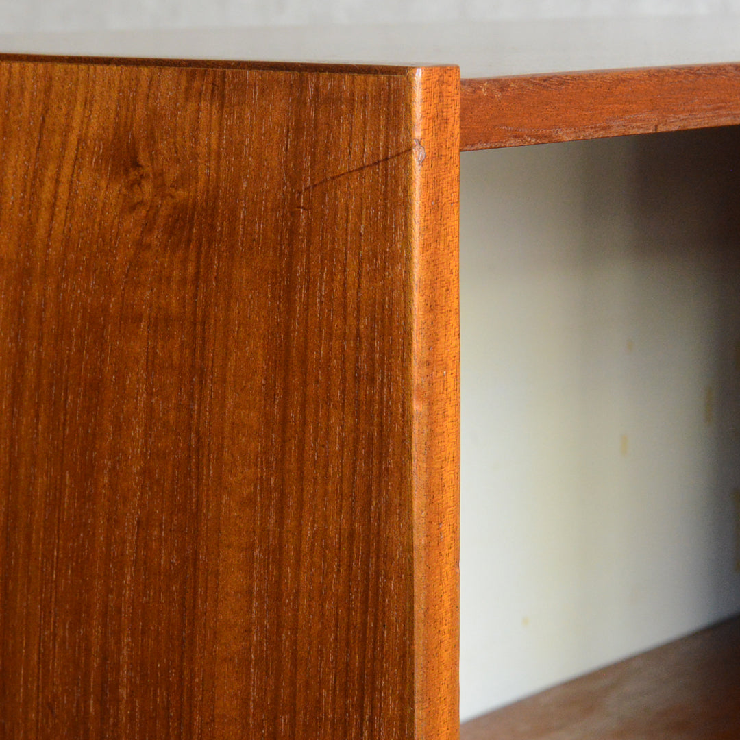 デンマーク ヴィンテージ  チーク スモールキャビネット 8-24