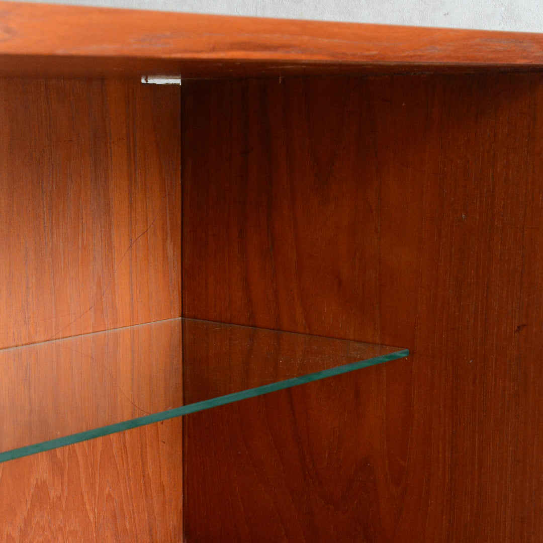 デンマークヴィンテージ　バンビ チークガラスキャビネット6-68