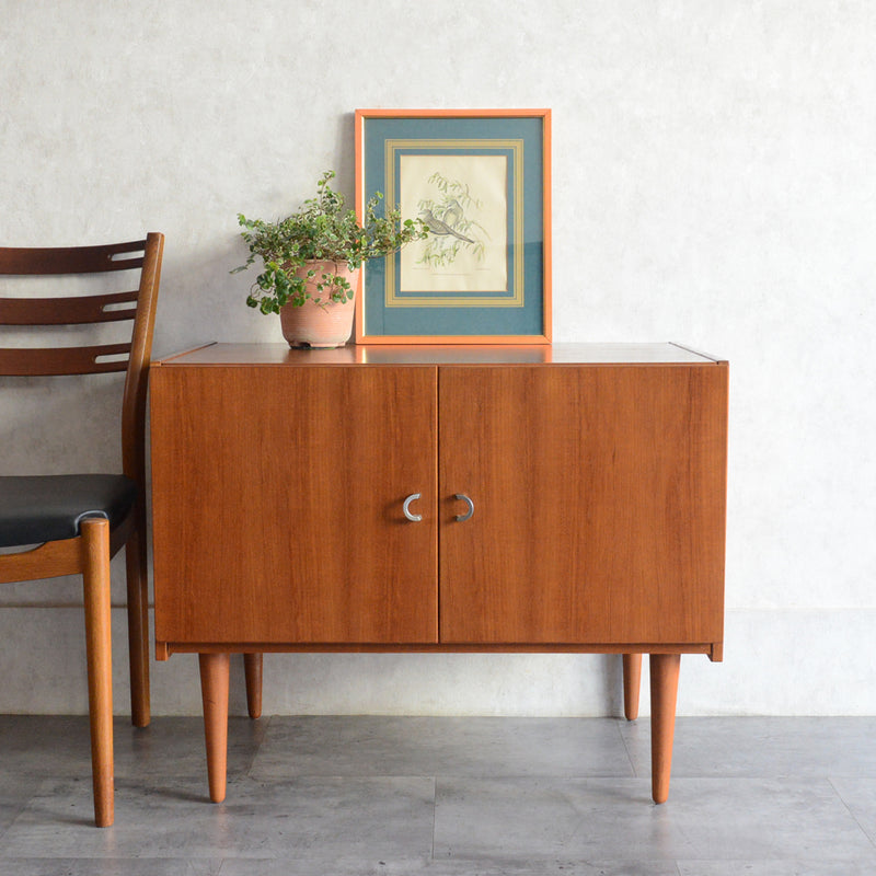 デンマーク ヴィンテージ チークキャビネット 13