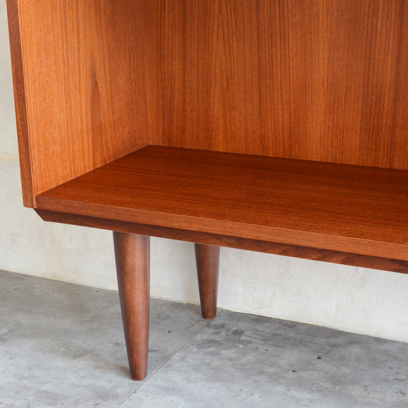 デンマークヴィンテージ　チークシェルフ（木扉付）P-16