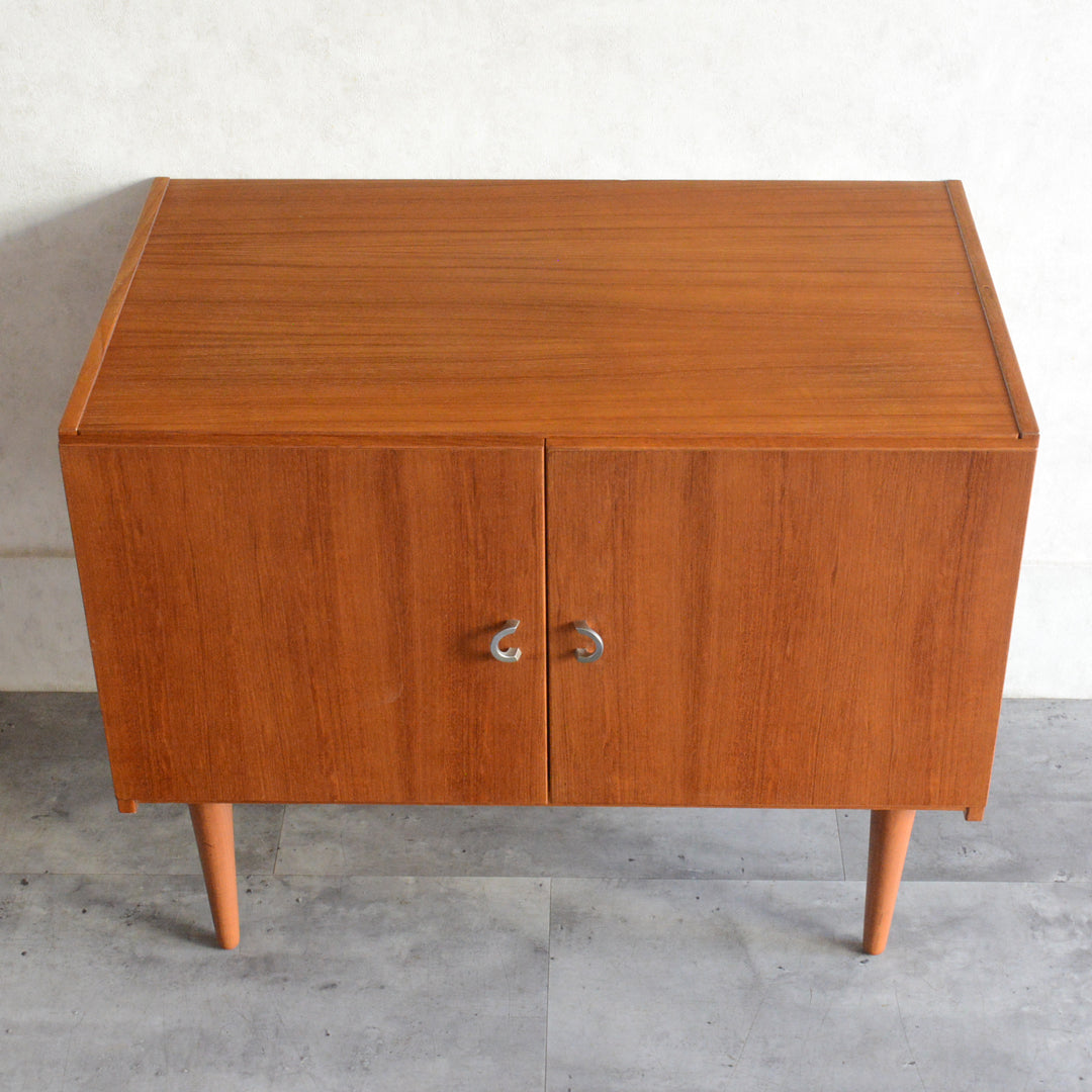 デンマーク ヴィンテージ チークキャビネット 13